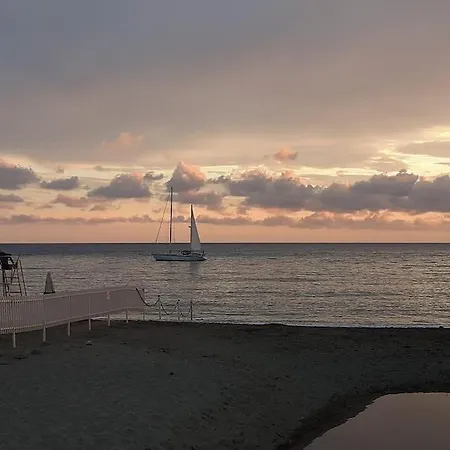 Beatrice Nel Centro Di * 레반토